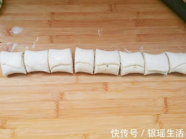 不粘锅|一家三口的晚餐,10张饼1盘菜,好吃接地气,老公抱怨没吃饱
