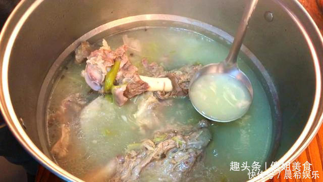 炖羊肉汤时,有人先焯水,有人直接炖?这才是正确做法,太香了