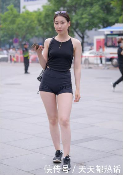 黑色吊带背心搭配修身的短裤，清凉舒适，大方得体