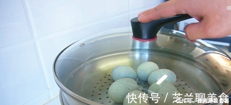 黑暗料理|皮蛋放锅里蒸一蒸,饭店一份要48,在家成本8元,待客有面子