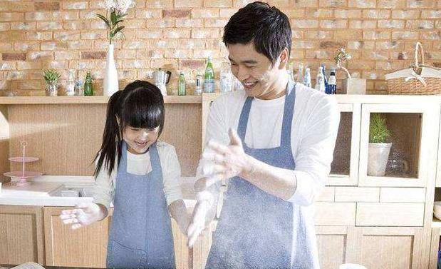 孩子|可爱宝宝一个月没见爸爸,见面后靠在爸爸身上,害羞表情暖化了