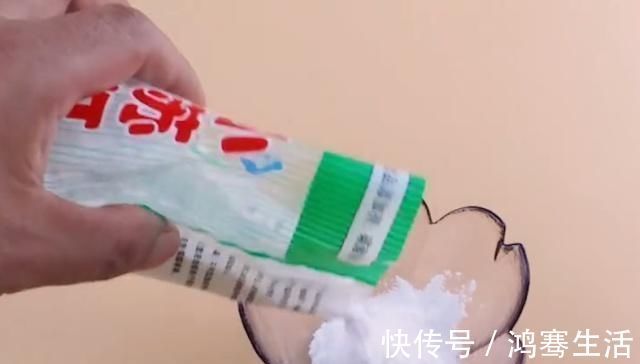 衣服越洗越黄,妈妈教我放2粒这东西,洗完衣服又白又新,贼干净