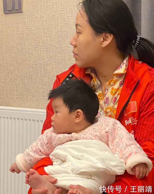 汤姆斯杯|幸福!国羽世界冠军晒出妻儿温馨合照,赵芸蕾带娃看比赛专心致志