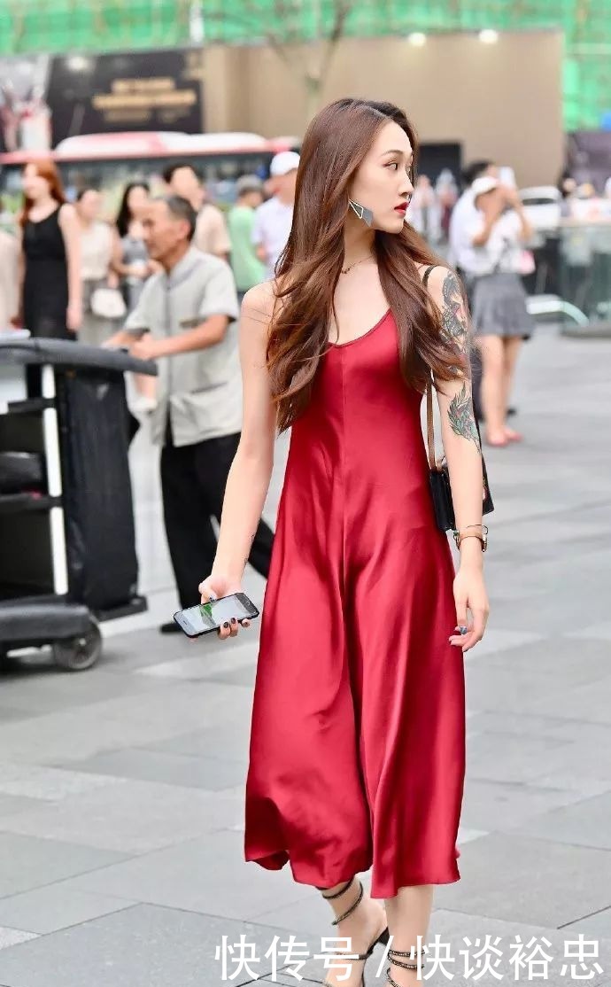 整体|小姐姐脚上一双绑带设计的黑色高跟凉鞋,给整体添加了不少的分数