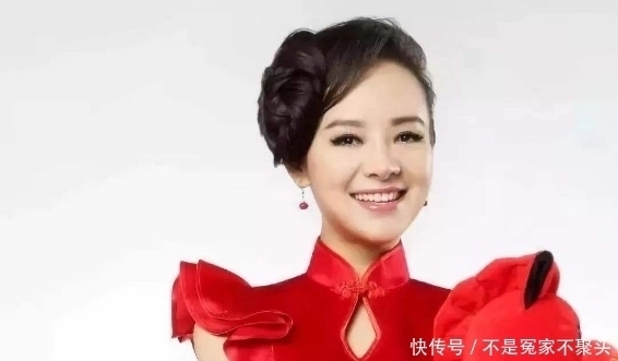 她是星光大道年度总冠军,双目失明靠唱歌走红,现已结婚幸福美满