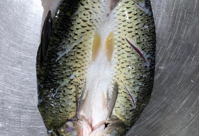 冬天|秋后,碰到草鱼我从不手软,一次买20斤,晒干存放,冬天吃特香