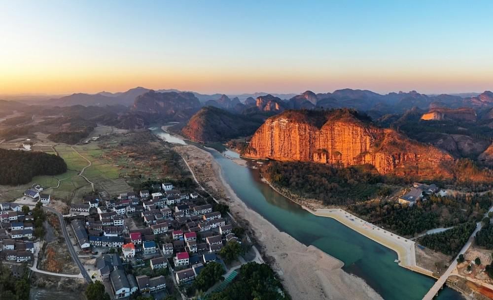 江西龙虎山：航拍日出时分龙虎山景区，与朝阳相互辉映