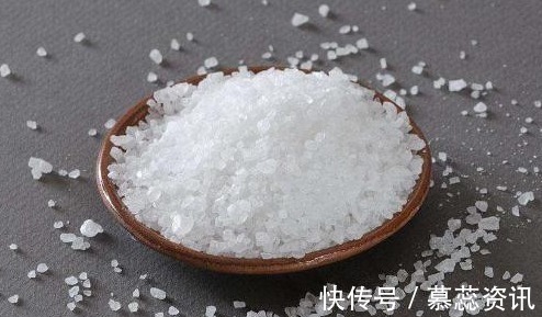 膝关节疼痛|膝关节炎反复折磨怎么办教你一个妙招就能调理,在家轻松做!