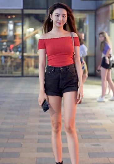 心动|街拍一字肩的T恤衫,更显妹子的傲人凸出,心动的感觉