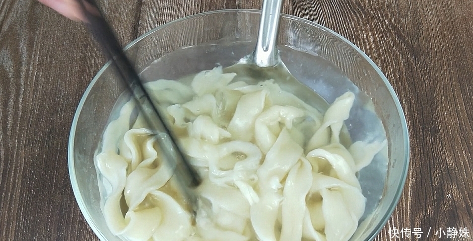 我家面条从来不买,教你秘制做法,筋道爽滑,1.5元面粉做一锅