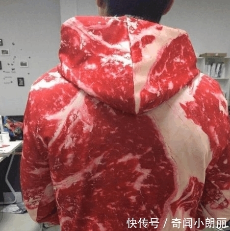 小李|同事花高价买了一件衣服, 穿上衣服走在街上竟被狗狗追的满街跑