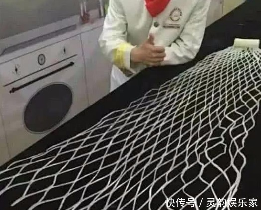 米其林大厨秀刀工,将面包切出80片,中国厨师看后,默默拿出了它