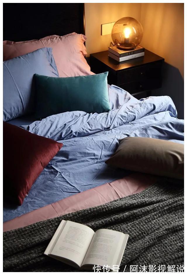 次卧|女生把70㎡顶楼户型，打造成舒适阳光美宅，充满了居住智慧！