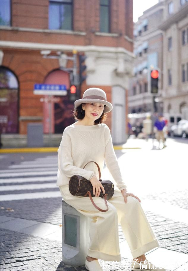 一字领 女人过了55岁，就要少穿小黑裤，学三木妈妈这样穿，优雅显气质