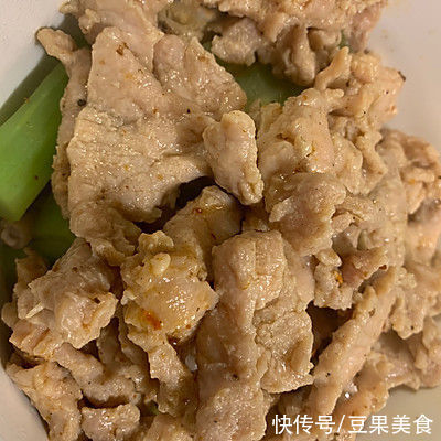 浇热油|水煮肉片你这么做，比买的还好吃