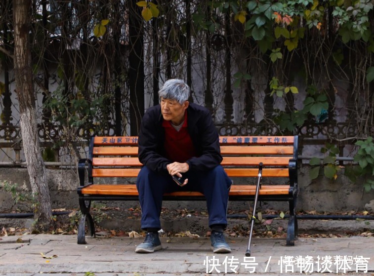 孩子们|老了想活得有尊严,3种东西别交给子女,是对自己的人生负责