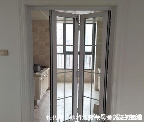 吊轨门|为什么有钱人厨房不装推拉门头一次见这种设计，懊悔装完才察觉