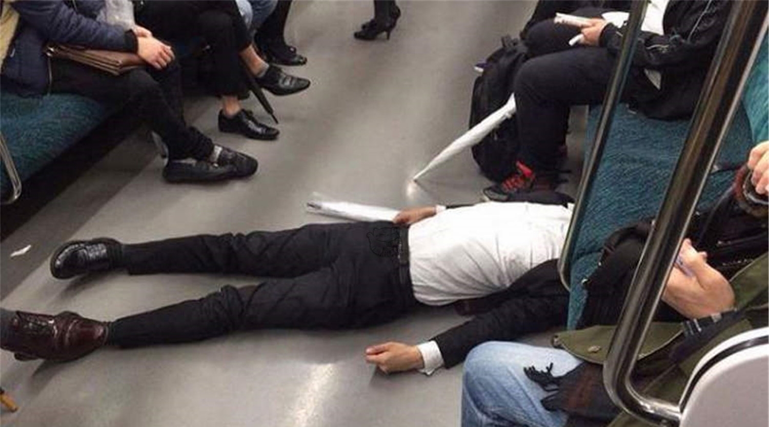 |既心酸又搞笑，网友分享的东京街头宿醉照片一览