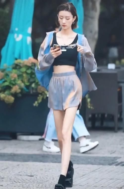 太细|小姐姐的腿太细了吧,裤脚都能塞她2条腿,我承认我羡慕了