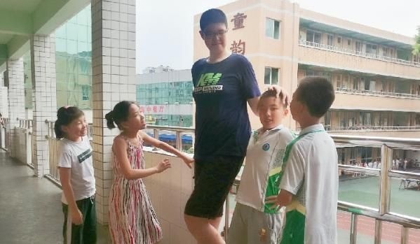 任柯宇|14岁少年身高221米，挑战吉尼斯世界纪录，网友上面空气新鲜吗