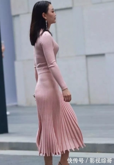 长发|街拍:粉色连衣裙长发美女看一眼就令人陶醉