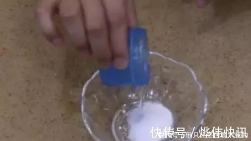 衣服|洗衣服时别只放洗衣液,多放一碗它,不用搓洗,衣服干净如新!