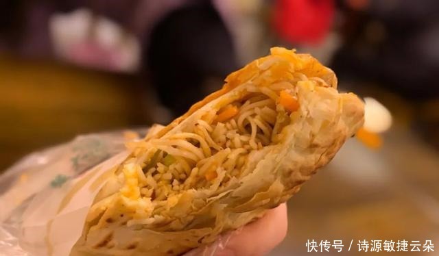 夹凉粉、配肥肠、包红糖,锅盔在四川可不只是个烧饼