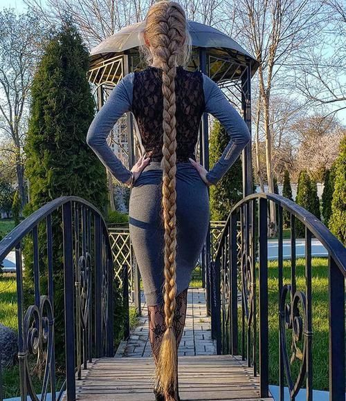 这个女孩从5岁以后就不再剪头发了，这是29年后的结果，真漂亮