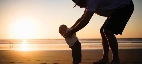 超级奶爸|“超级奶爸”带4胞胎出门,全家都觉得不靠谱,发回照片后笑喷了