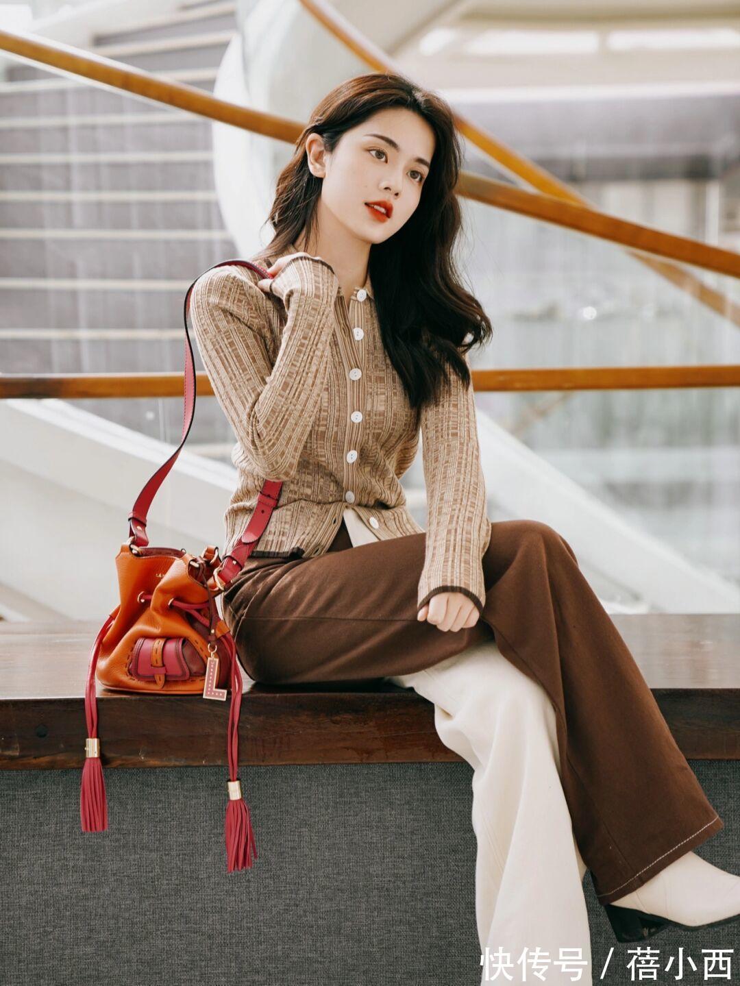 针织 奔三奔四的女人,秋冬建议多穿“大地色针织衫”,简约显贵又气质