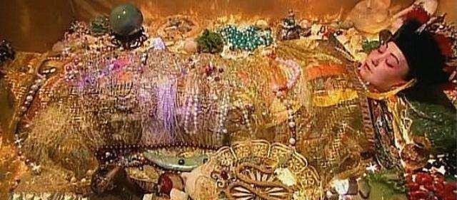 清朝|这个女人比武则天还强硬,却只知道享乐,尸体被挖出后连狗都嫌弃