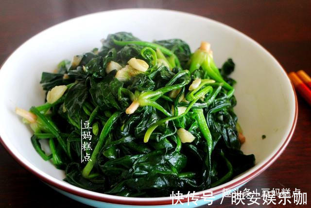 焯水|菠菜焯水有争议,到底要不要焯水?大厨教你正确方法,别再做错了
