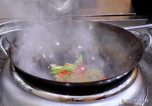 油焖茄子|油焖茄子不要直接下锅炸，多加这一步，焦酥不吸油，营养又美味