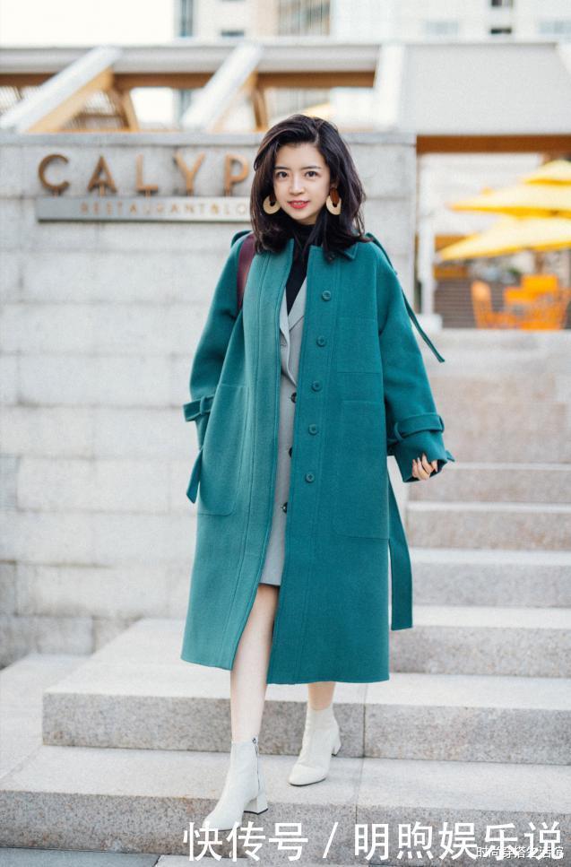 大衣下面别穿小脚裤，显矮！瞧三木这样穿，显高又保暖