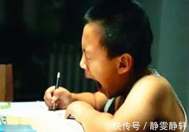 发育|孩子从小陪爸妈熬夜,身高发育暂缓,医生斥责:至少损失5cm