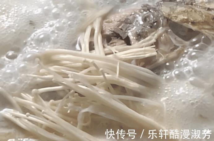 鲫鱼汤|家常鲫鱼豆腐汤的做法，简单快手，营养丰富，家人都爱吃