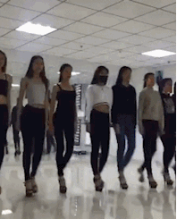 |搞笑GIF图：千万不能和大人一起玩跳跳床，不然就不是卡那了