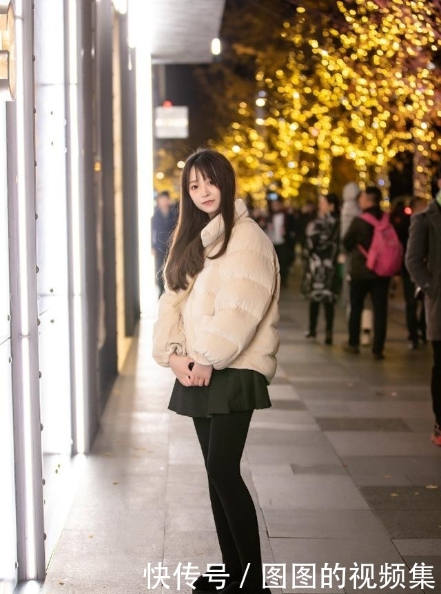 路人街拍,小姐姐绿色抹胸搭配黑色高腰半身裙,很是温柔性感