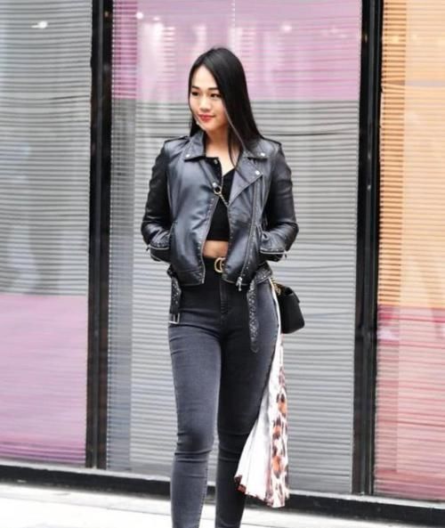 街拍小姐姐黑色皮夹克搭配牛仔裤,简单大方的穿着更加挺拔有型