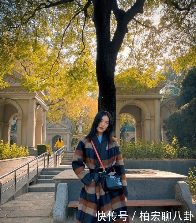 简单|刘雯不愧是超模,穿羽绒服配条纹衫简单随性,普通服装穿出高级范