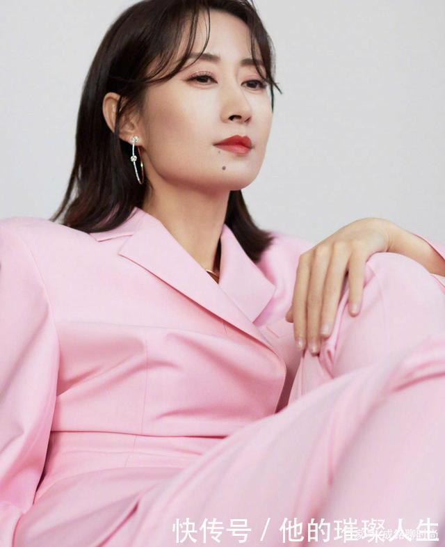 时尚|50岁女人染什么色好看时尚高级感的巧克力色,低调奢华有内涵