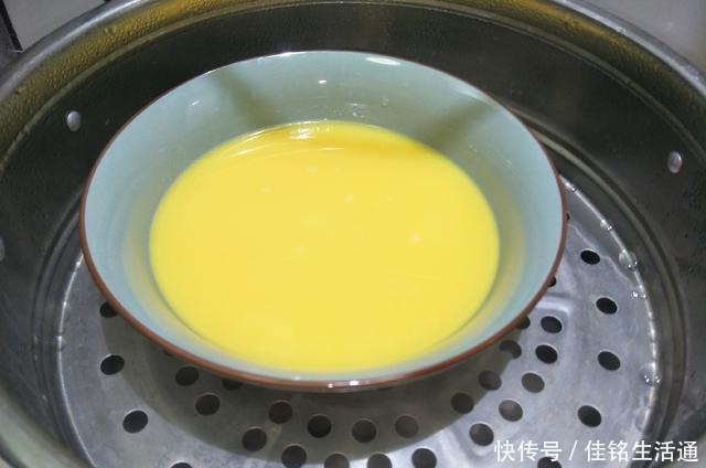 冷水|蒸鸡蛋羹,冷水下锅还是热水下锅教你详细做法,鸡蛋嫩滑如布丁