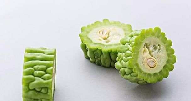  营养物质|苦瓜是长寿瓜，坚持吃的人不易出现5种疾病，但两类人却并不适宜