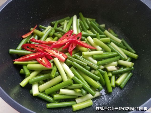 蒜薹炒肉丝，和厨师学了2招，蒜薹又绿又脆，肉丝又嫩又滑，真香