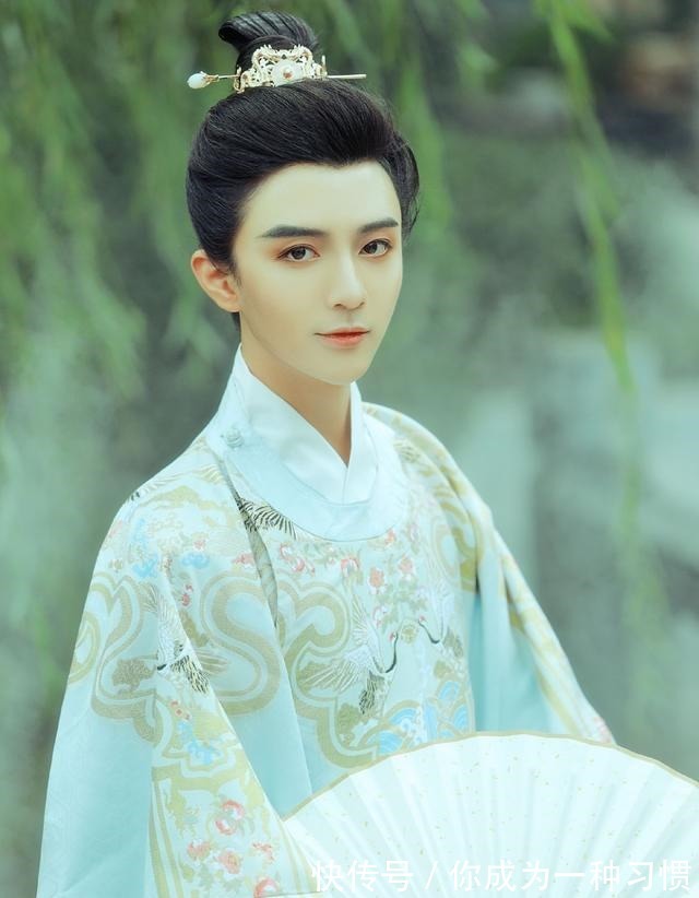 可可#鹤川颜值真高,穿汉服好有“温柔王爷范”,小说里的男主有脸了!