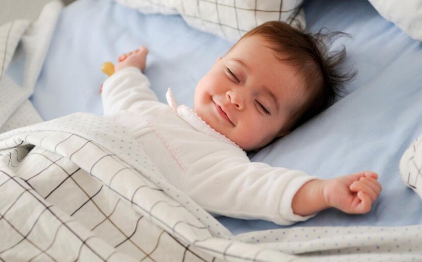 睡眠|婴儿一晚上醒几次正常？0-1岁宝宝睡眠需求表，父母可自查