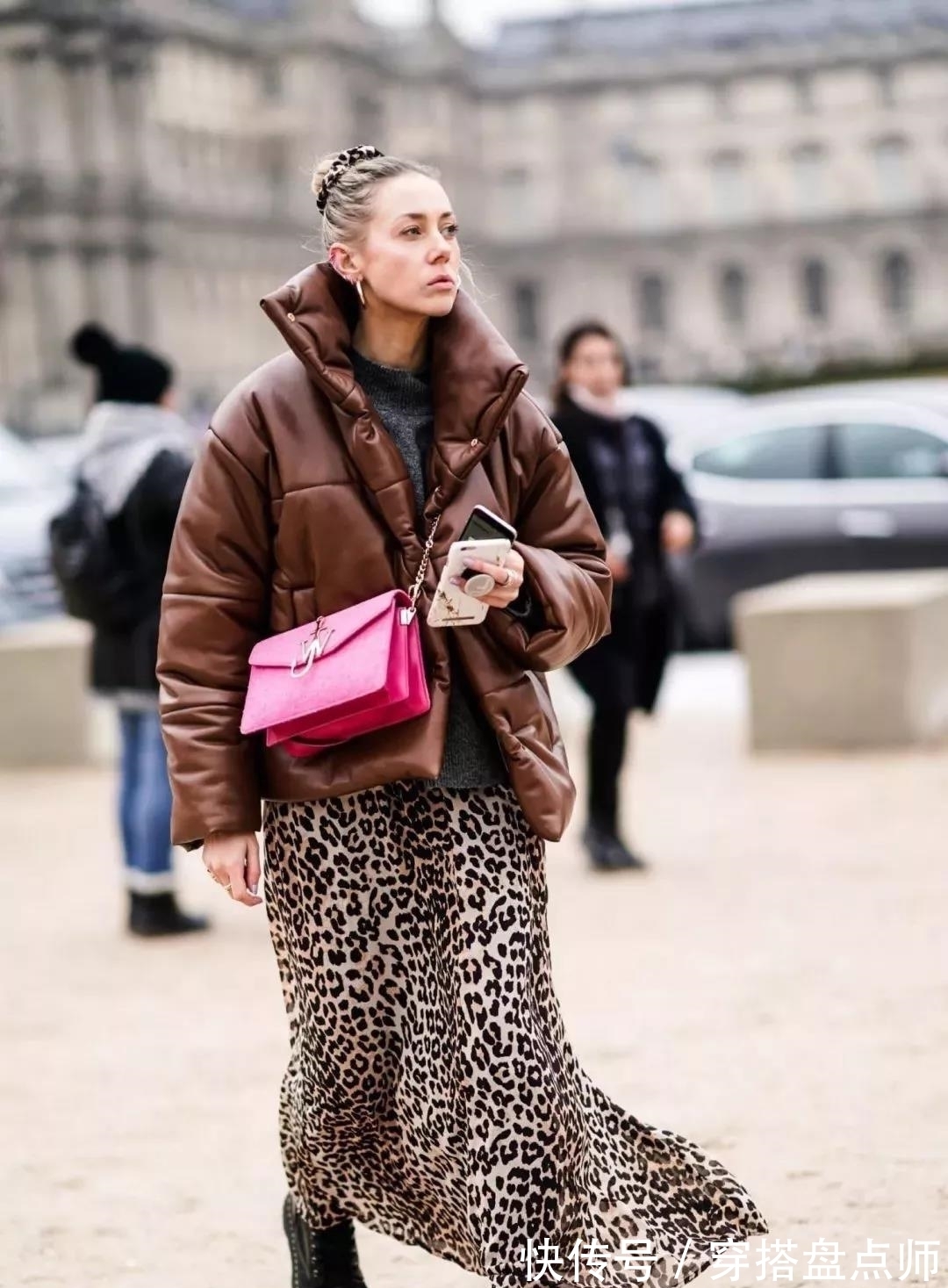 半身裙 “羽绒+半裙”不靠谱?穿了你就知有多美,50岁女人寒冬都能驾驭