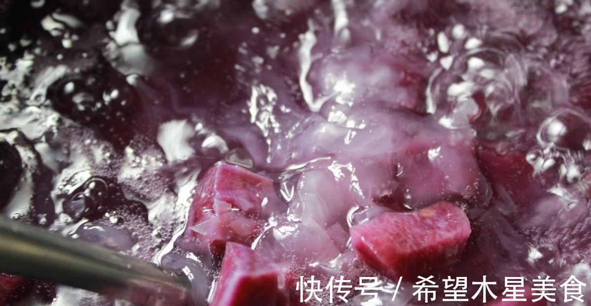 红枣|这是一道银耳羹,加了紫薯后更加香甜,营养更足!