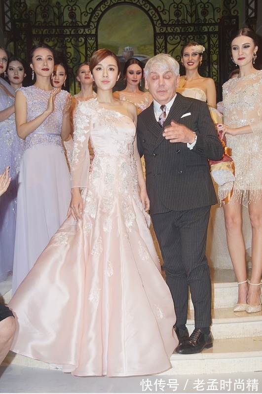 色彩@虽然王晓晨美得不出挑,可身材是真的好,穿刺绣裙又美又有韵味