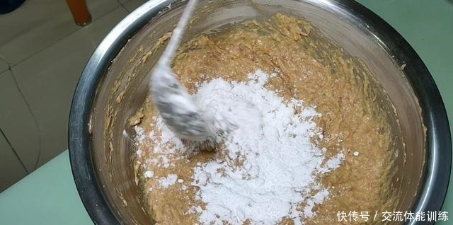 简单的家常菜《萝卜丸子汤》丸子好吃，汤鲜味美的秘密